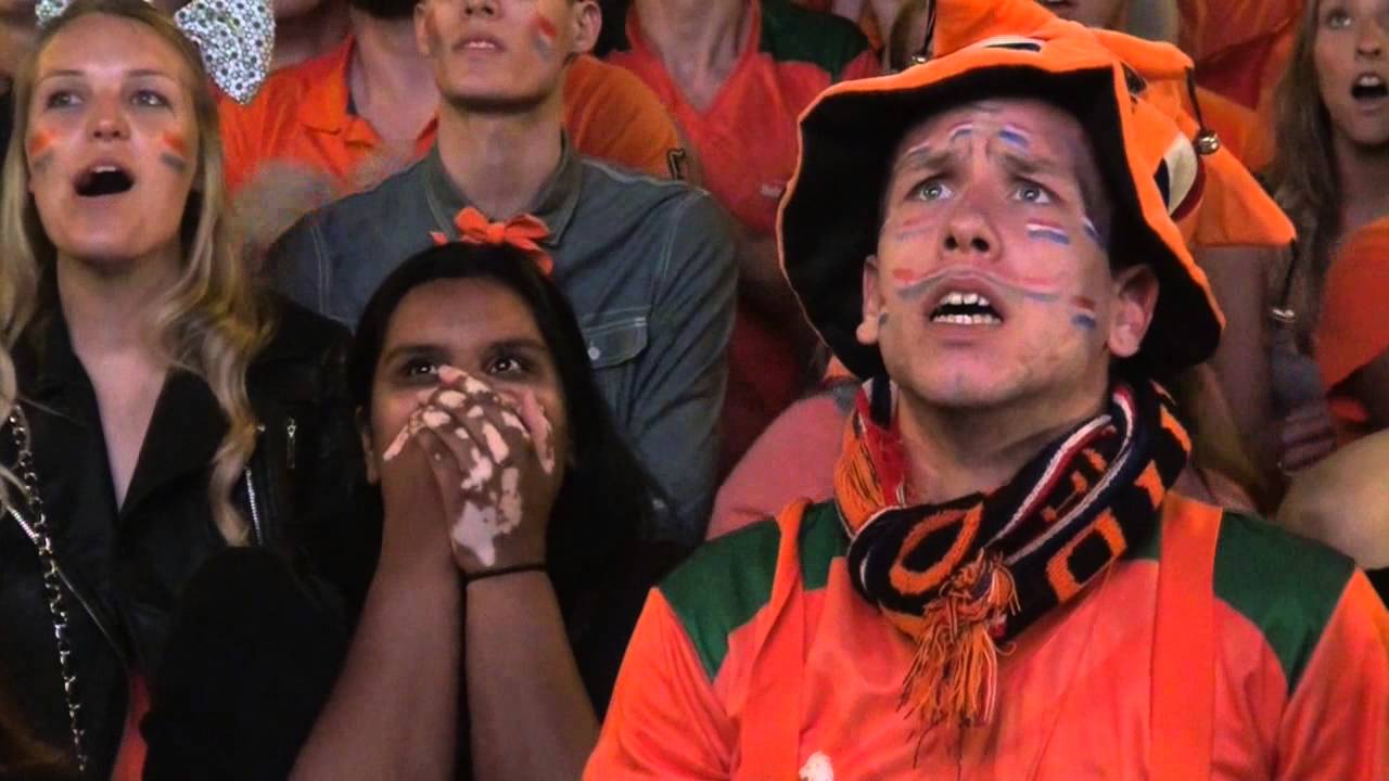 Oranje fans gaan uit hun dak op Grote Markt