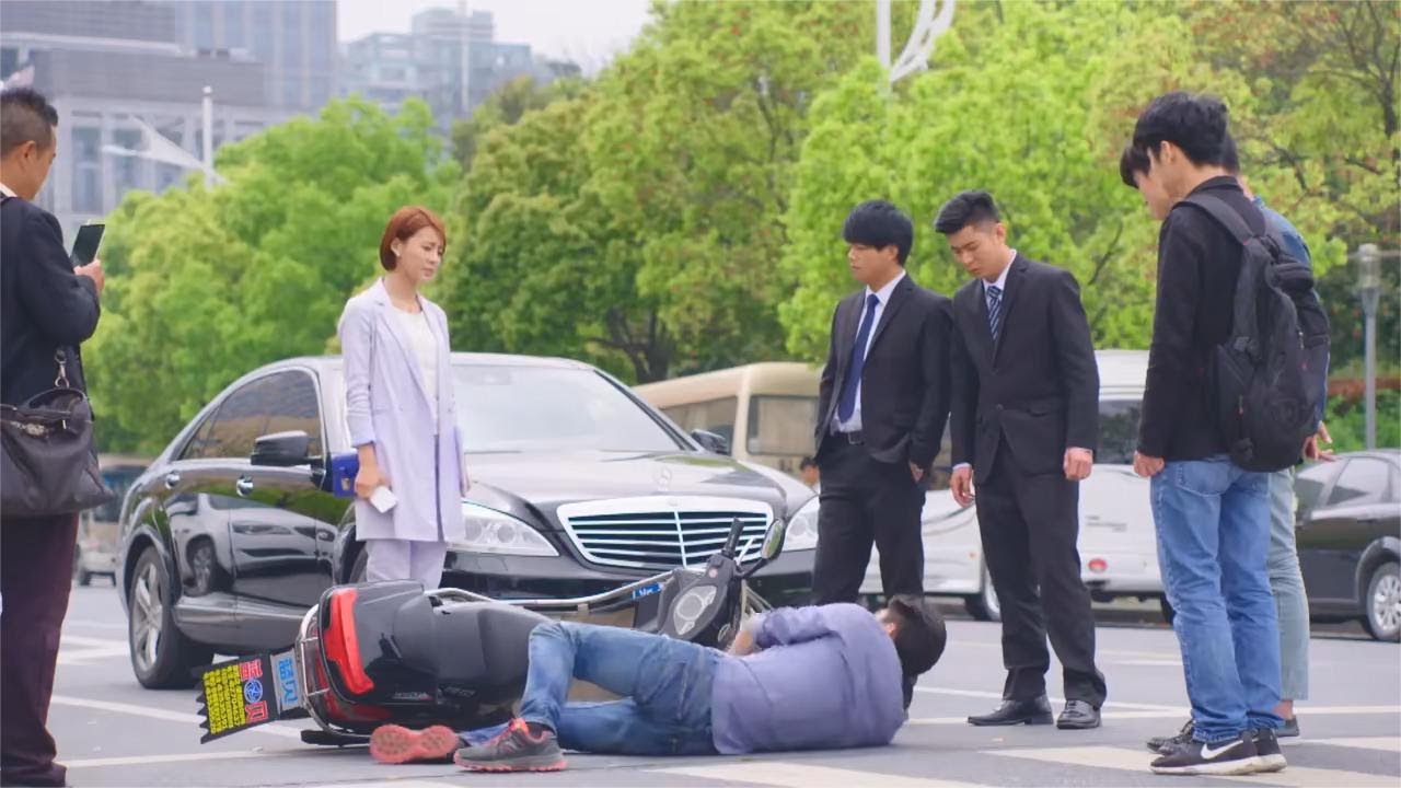 董事長被無賴碰瓷，窮女孩一招解決，直接當場錄用她
