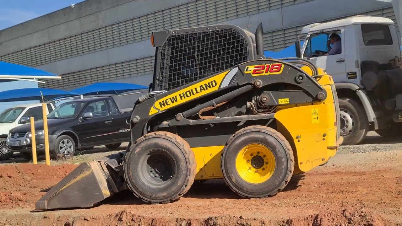 MINI CARREGADEIRA NEW HOLLAND L218 CARREGANDO CAMINHÃO