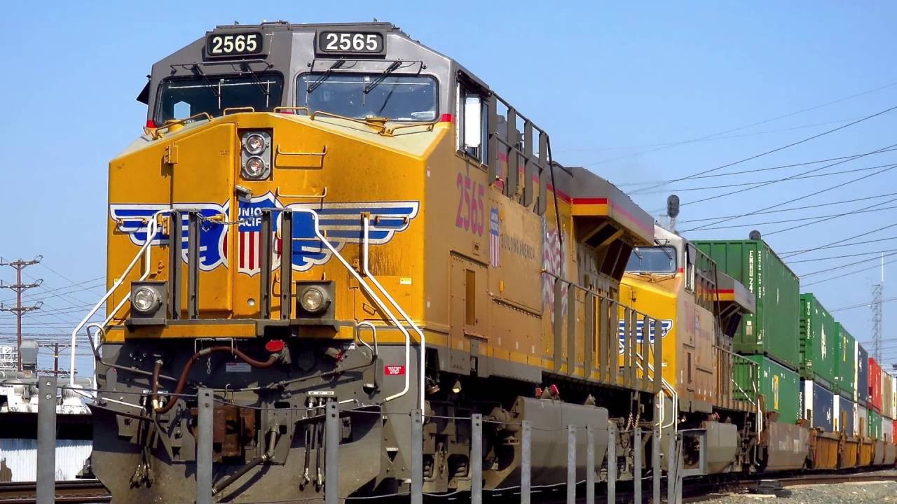 Union Pacific Train Action in East Los Angeles 4K