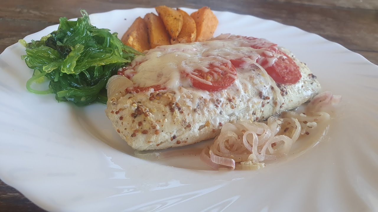 Starkis, užkeptas Kamado BONO grilyje su sūriu ir svogūnais, pomidorai irgi rado sau vietą