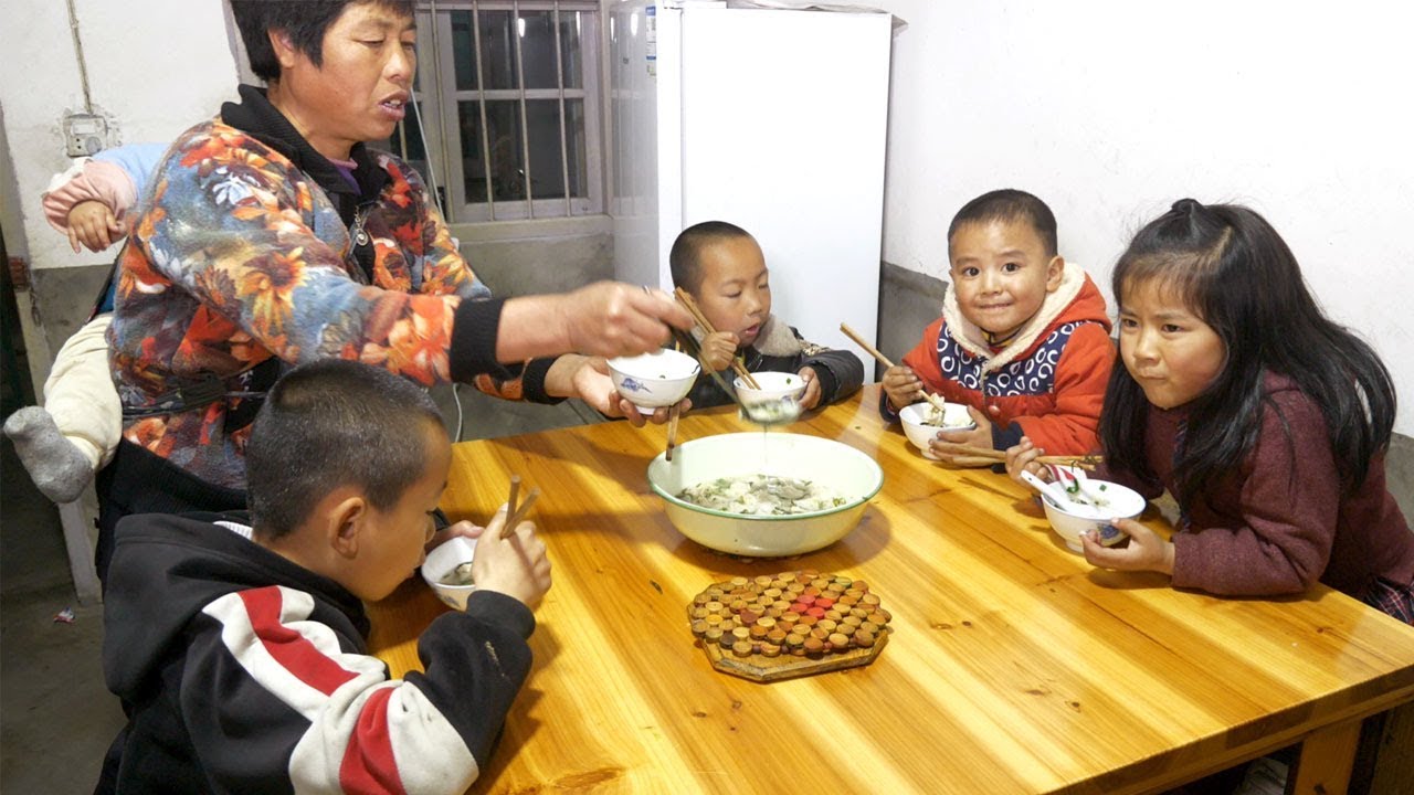 伯母带回来的扁肉，农村媳妇煮一大盆，儿子要吃2大碗