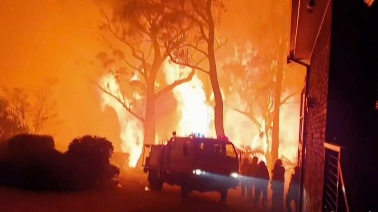 'Apocalyptic' fires in Australia trap residents on the beach