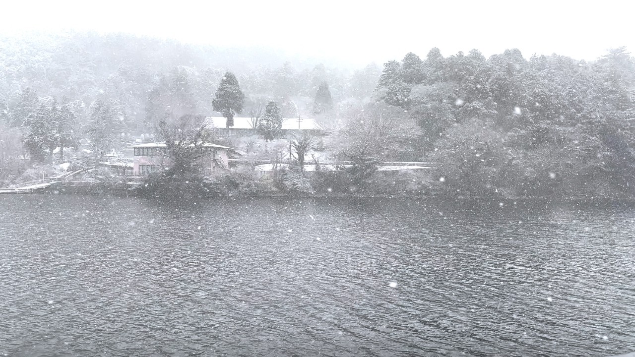 Relaxing Boat Ride in Japan – Snowfall on Lake Ashi, Hakone (No Talking)｜雪の芦ノ湖を進む遊覧船の静かな風景