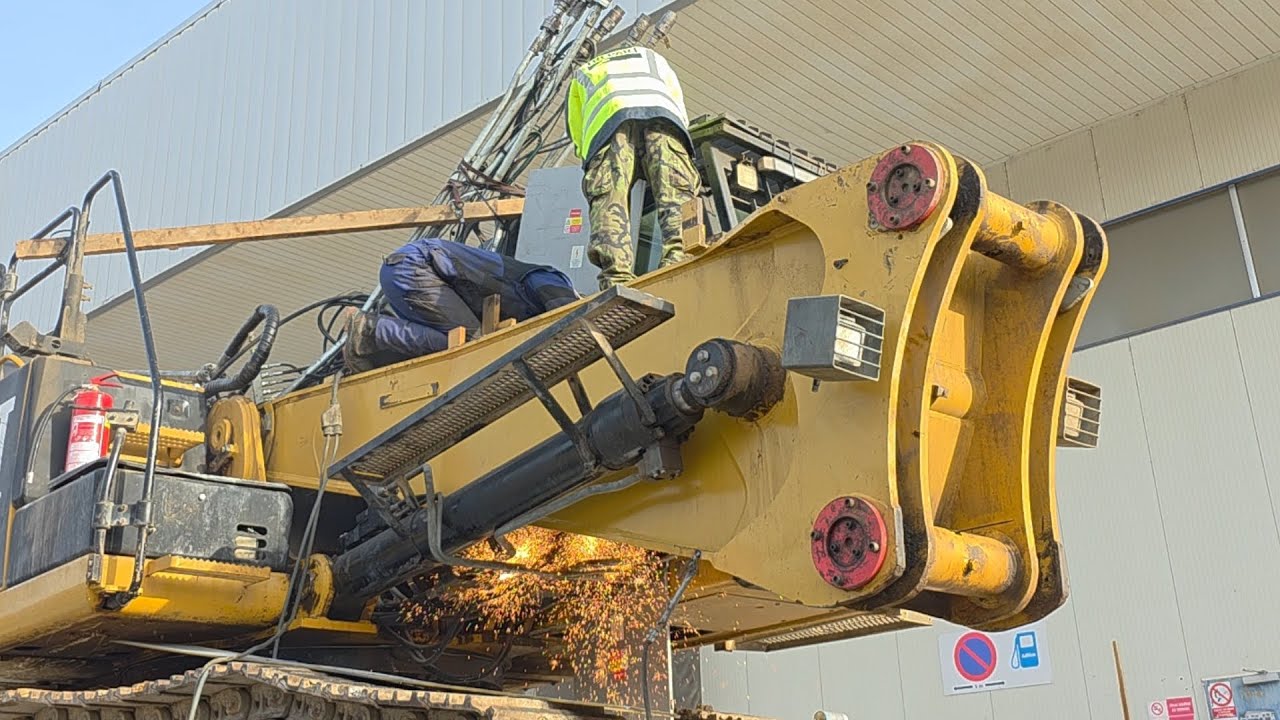 Prasklé rameno na 49t demoličním bagru. Cracked boom on a 49t demolition excavator.