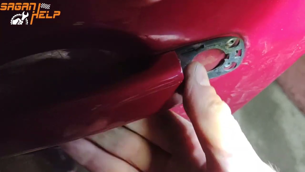 Jak wyjąć klamke Peugeot 307 zdemontować demontaż klamki klamkę wyciągnąć