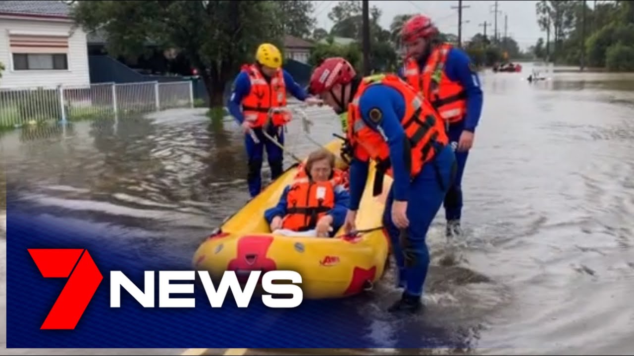 Monster storm hits New South Wales, Narrabeen Lagoon residents evacuate | 7NEWS
