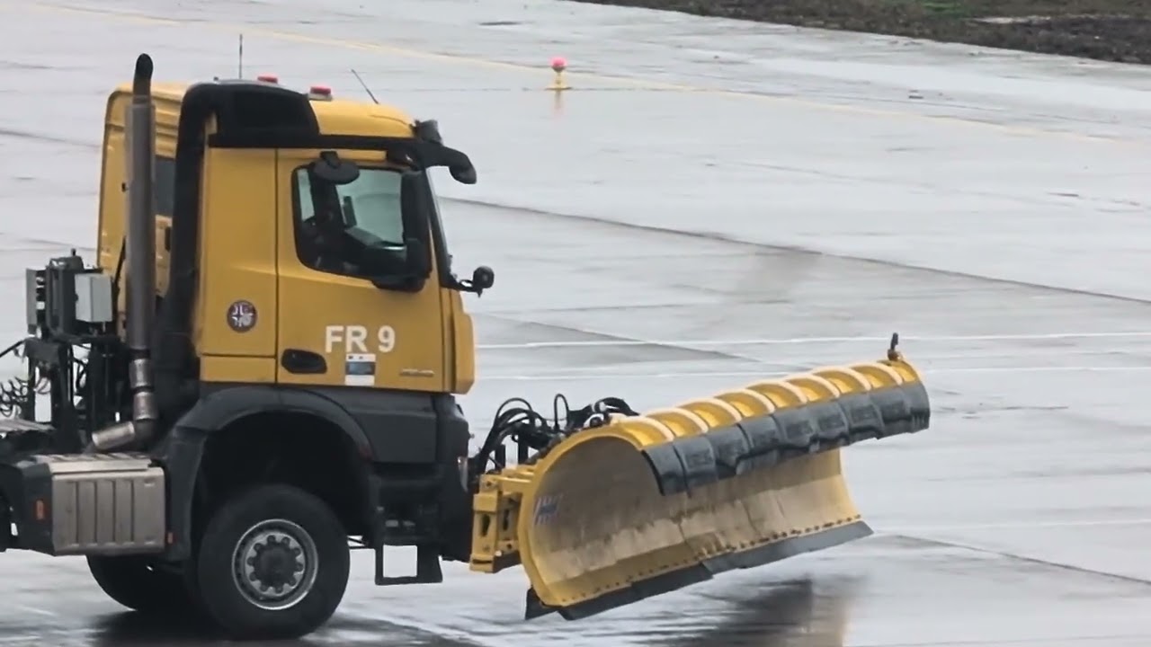 Spazza neve delle piste aeroporto Cluj-Napoca Romania 