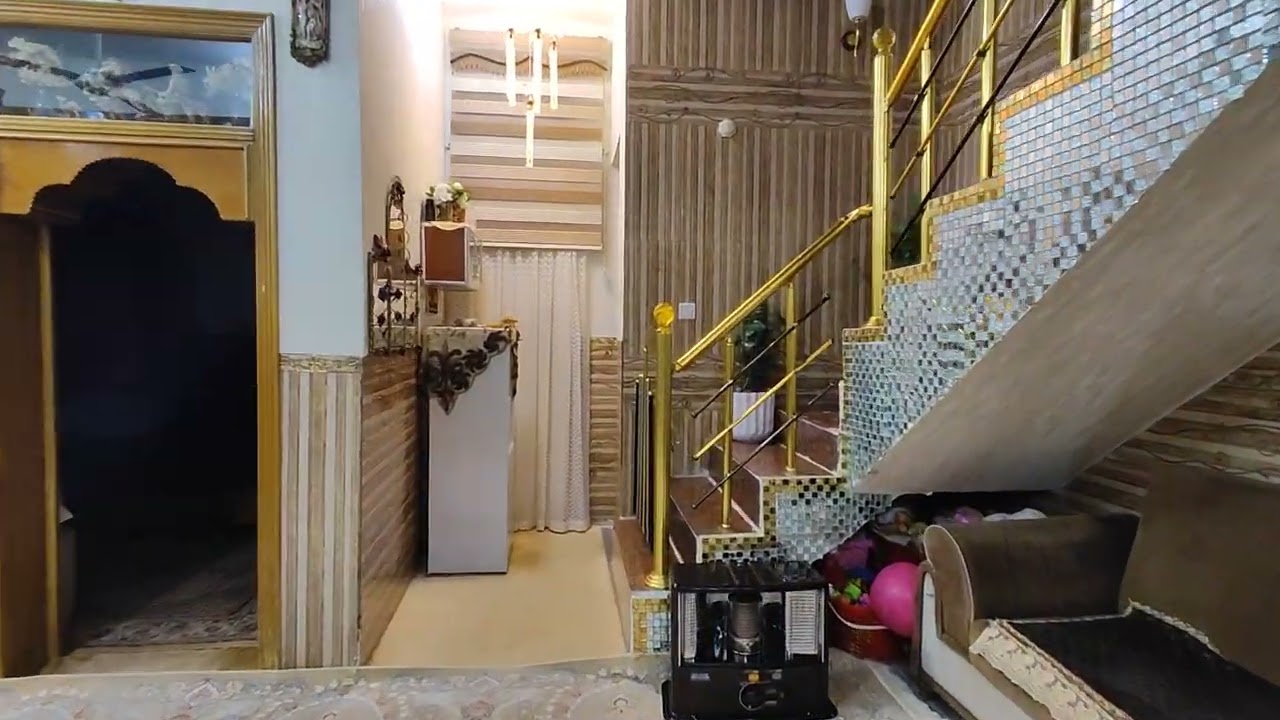 بيت للبيع في كربلاء حي الزهور قريب على شارع الزوار كافة الخدمات مساحه100متر طابقين 07724902896