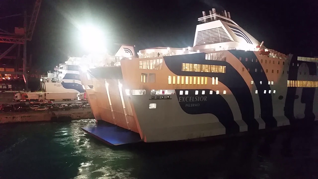 Porto Napoli attracco da paura Excelsior GNV