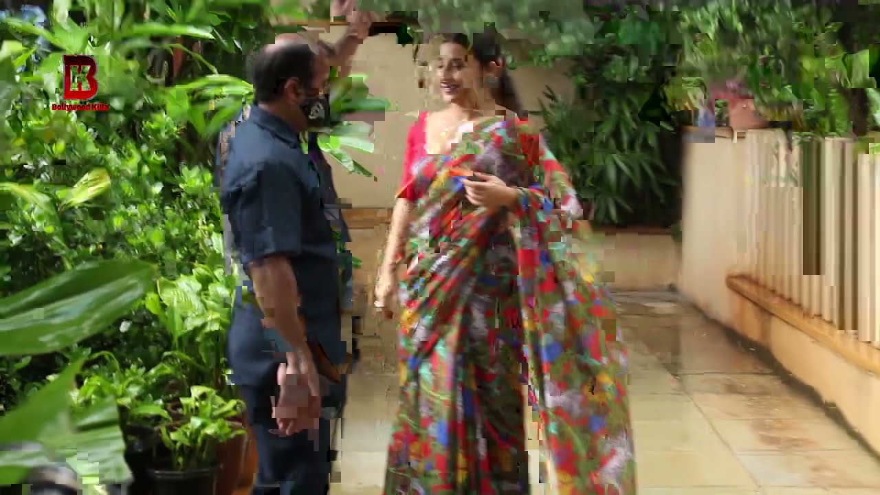 Vidhya Balan Arrives At Outside Her Residence Juhu | #BollywoodKilla