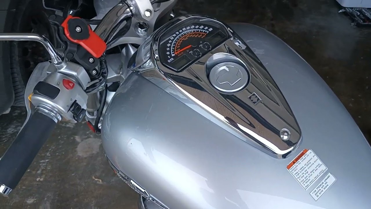 Oil change 5.75L not 3.7L in Suzuki M109R and VZR1800. Wymiana oleju Suzuki M109R i VZR1800.