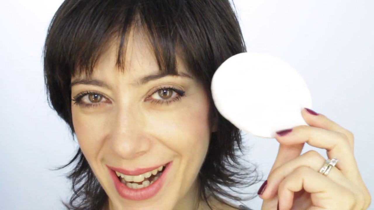 Come struccare gli occhi sensibili delicatamente