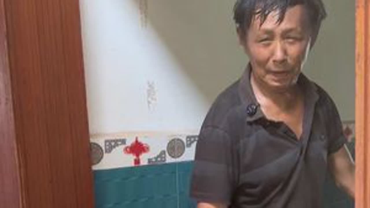 爸妈他们的水管都坏了，我弟弟自己来接水管#我的乡村生活 #农村日常生活