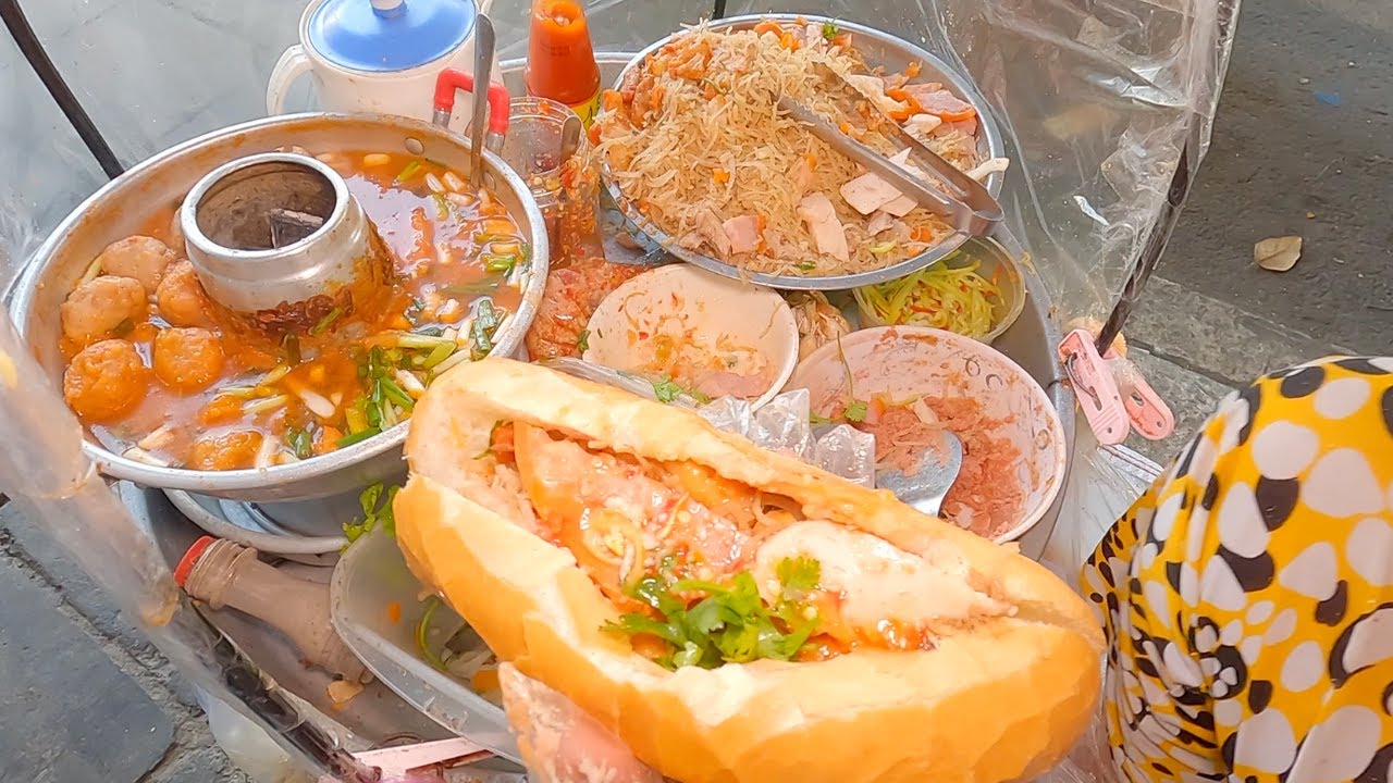 Bất chấp bão giá tăng mạnh, chị Út vẫn bán bánh mỳ 15k - Vi Na TV