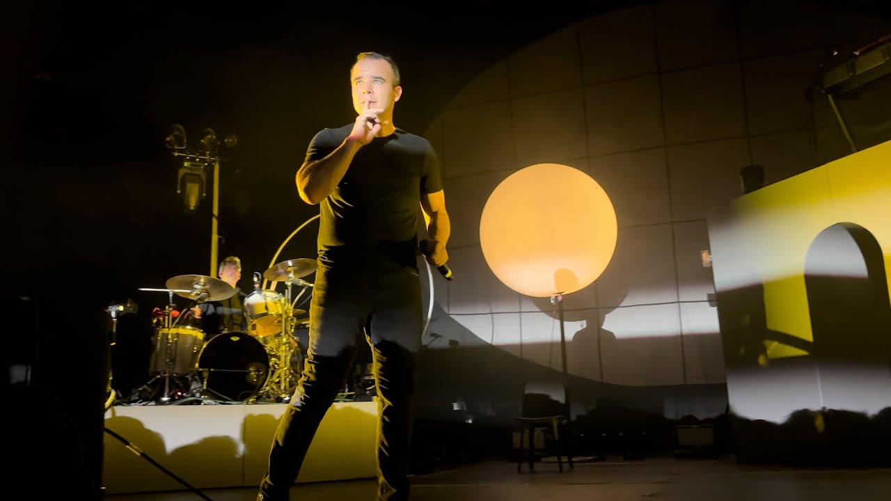 Future Islands - Like the Moon (Live @ Tempodrom, Berlin)