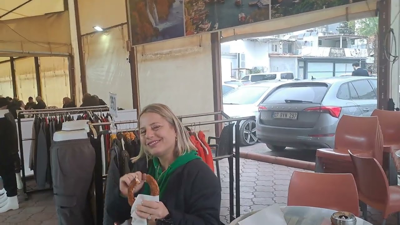 Antalya da kapalı yolun ara sokağında  çıtır çıtır ankara simit fırını.. yok satıyor.. 