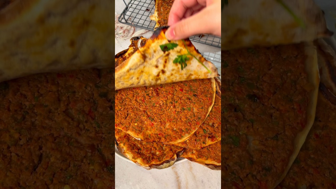 Лахмаджун, турецкая пицца 😋Подпишитесь, чтобы узнать больше #пицца #турецкаяеда #лахмакун #здоров...