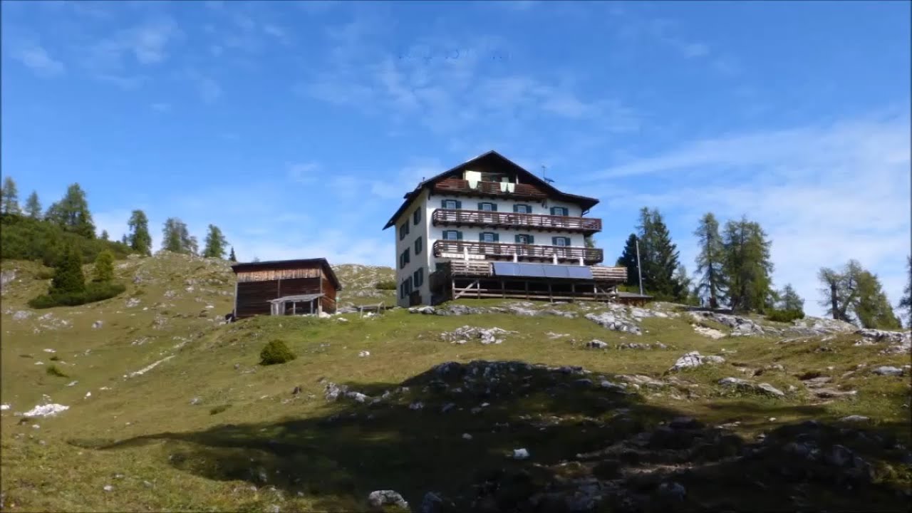 Hiking from La Villa to Rifugio Gardenacia