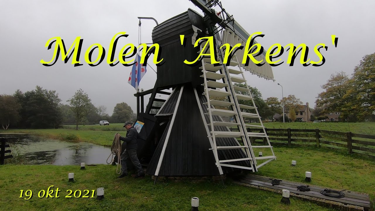 De spinnenkop poldermolen ‘Arkens’ in Franeker op een regenachtige dinsdag in oktober 2021.