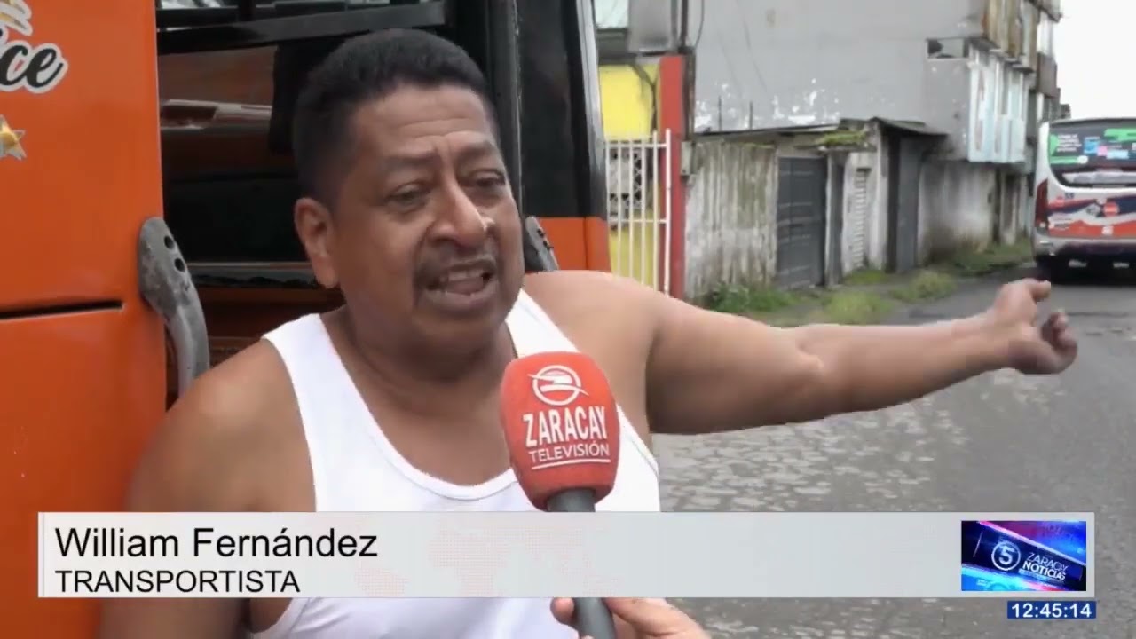 LA COMUNIDAD - LA CALLE HUMBERTO FIALLOS SE ENCUENTRA LLENA DE BACHES