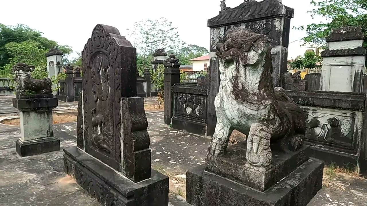 Hàng cây Sao quý bạc tỷ đường đến Ngôi mộ khủng chủ nhân của ngôi nhà cổ Huỳnh Phủ