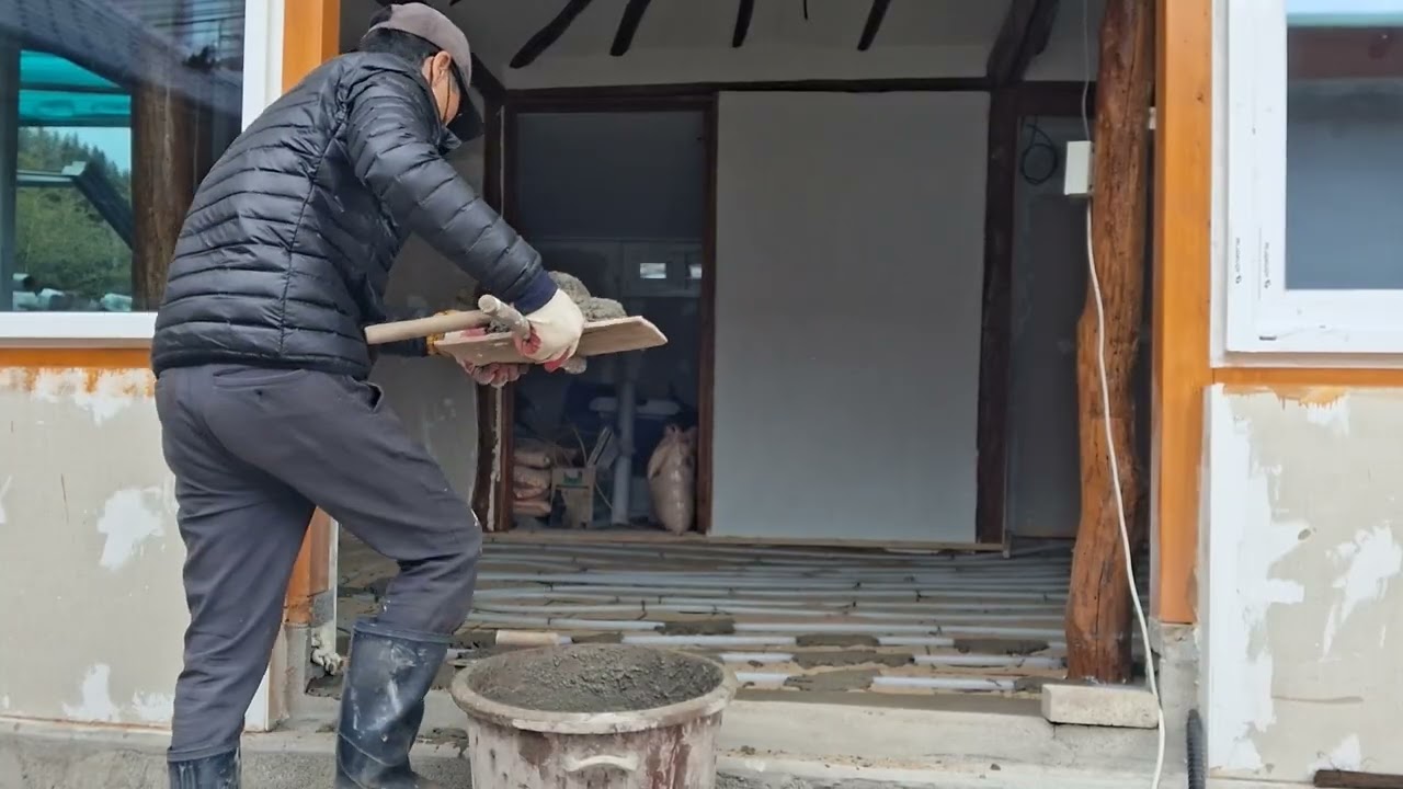 수작업으로  시멘트 바닥작업 