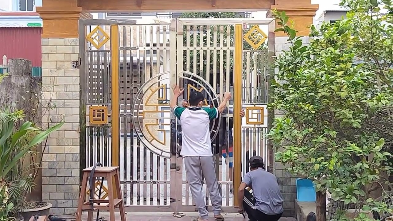 mẫu cổng inox hai cánh nổi bật đón chào năm 2025 cơ khí thuý Tiệp thiết kế và thi công