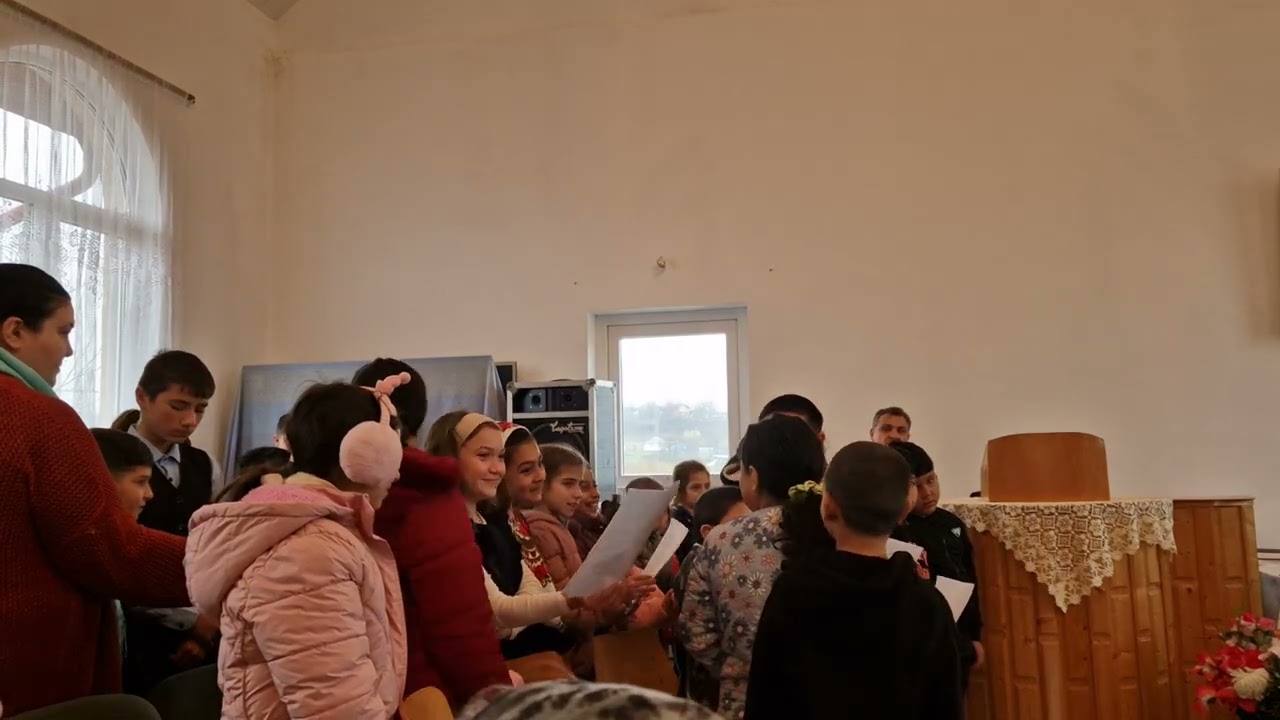 Din tot satul , adunați la un loc să cînte‼️