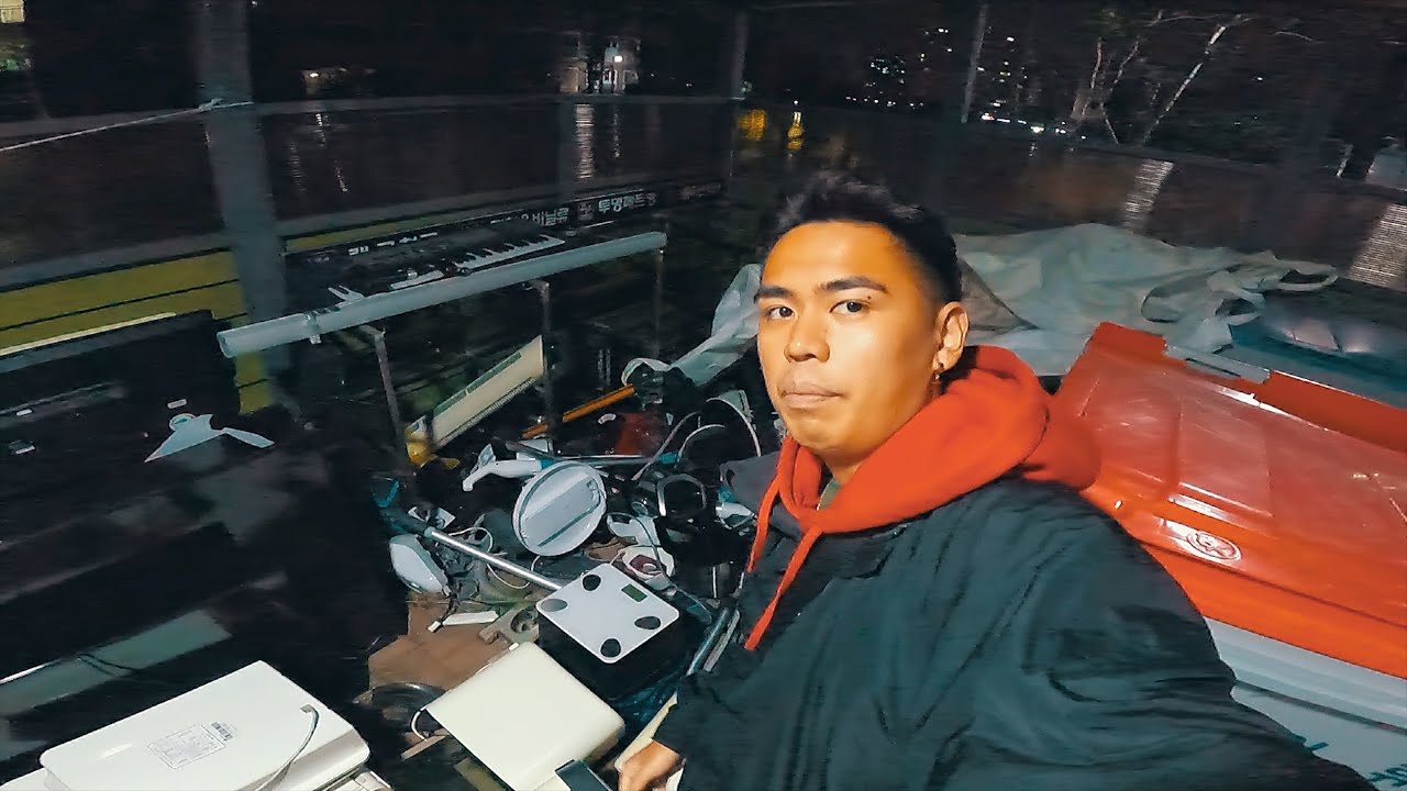 Dumpster Diving in South Korea! Brand New Clothes and Shoes Thrown Away?! 🇰🇷