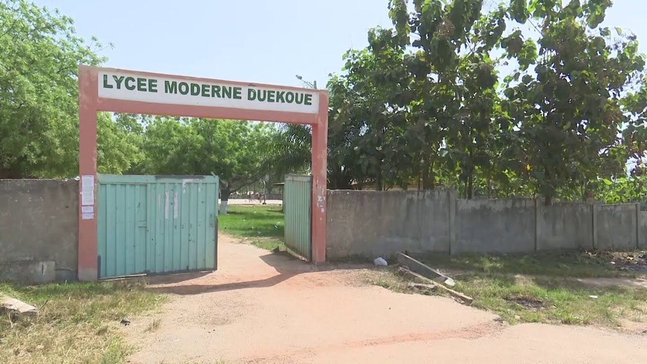 Le proviseur du Lycée moderne de Duékoué sensibilise les élèves contre les congés anticipés
