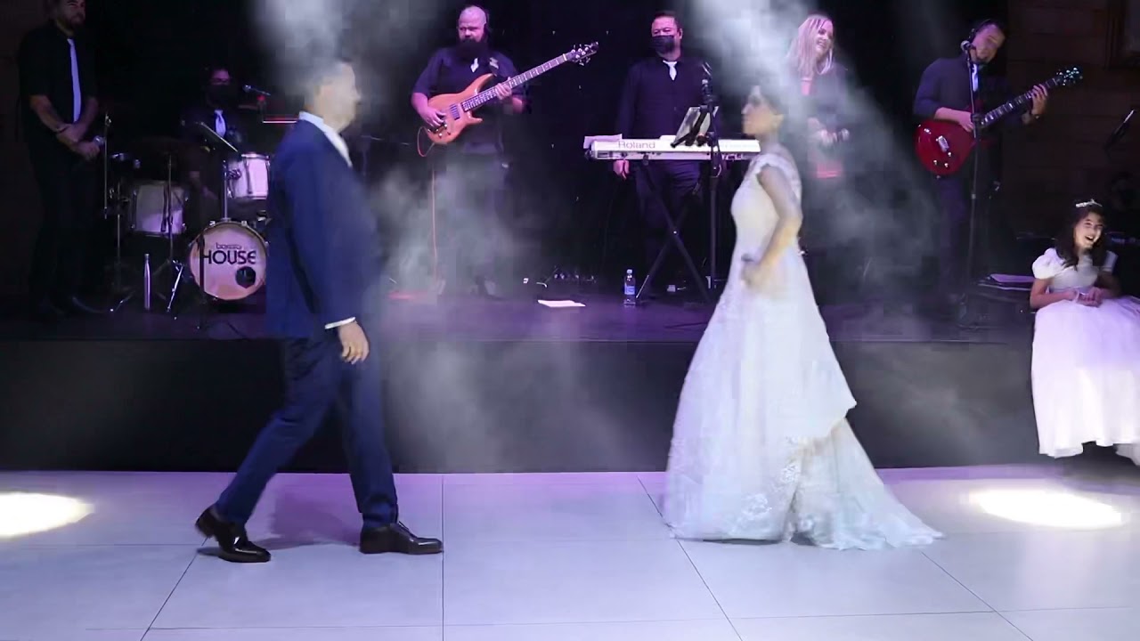 Valsa, sertanejo e funk. Noivos Karoline e Paulo