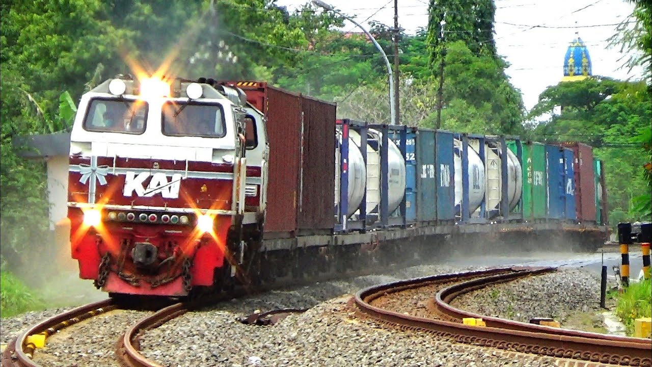 LOKOMOTIF KERETA BARANG BERSTIKER NATAL!! ||  KERETA API DI AREA TIMUR STASIUN LAMONGAN
