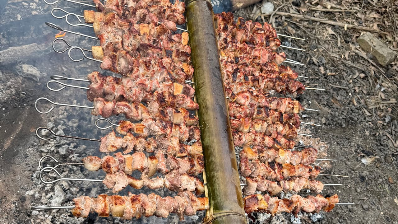 越南農村宰豬慶祝孩子當兵回來，大吃肉.