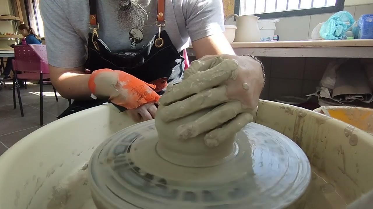 Making pottery with one hand on the wheel Изготовление гончарных изделий одной рукой - 02/03/2023