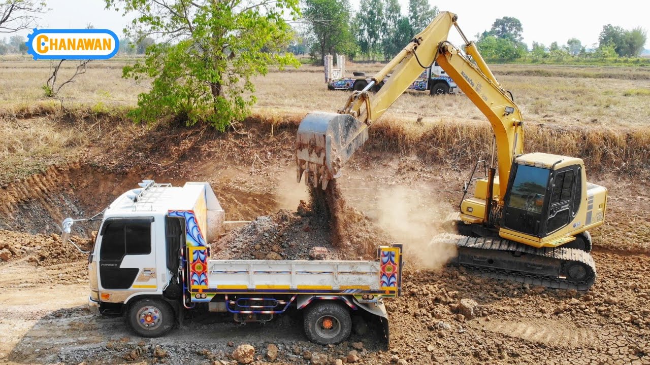 รถแบคโฮ KOMATSU PC120-6 รุ่นนี้สวยลงในบ่อลอกดินอีกชั้นตักใส่ดั้ม มุมสูง