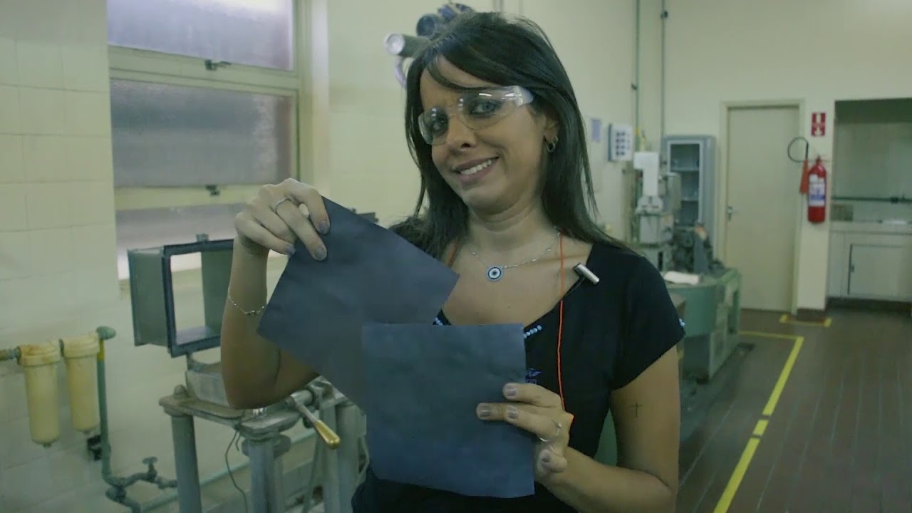 Samara Costa, da S-Cards, na fábrica da Fedrigoni