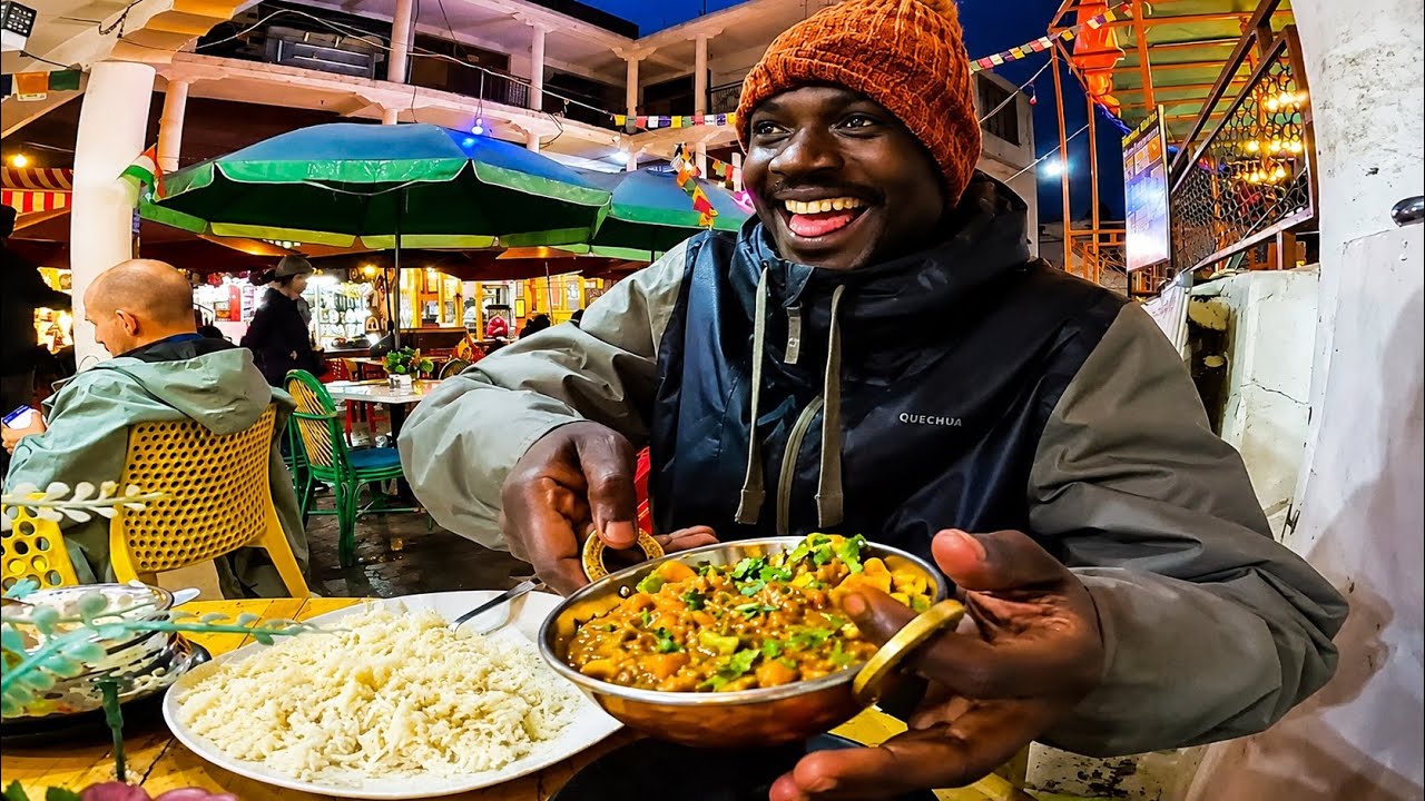 Африканец впервые пробует тибетскую еду в Ладакхе! 🇮🇳