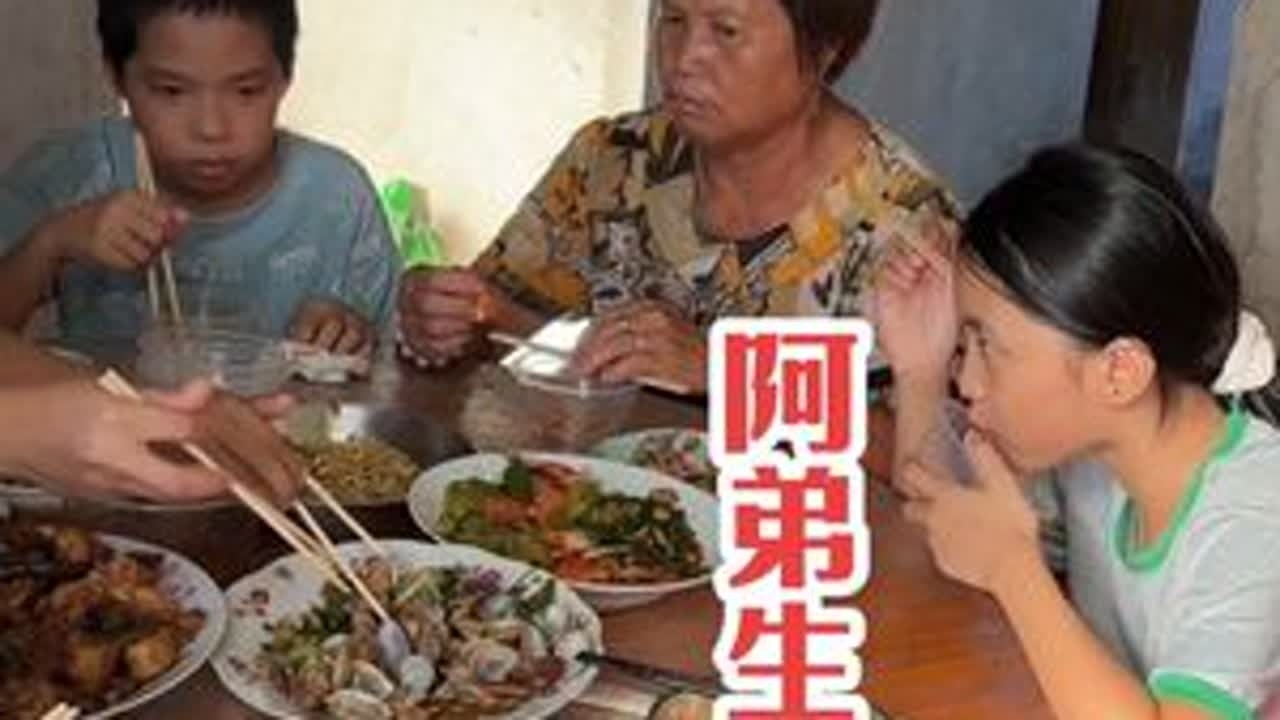 阿弟生日 那个小丽真的是汤了鸡她又带小孩子出去食汉堡包😂#内容太过真实 #婆媳关系 #看土味视频品百味人生 @DOU+小助手