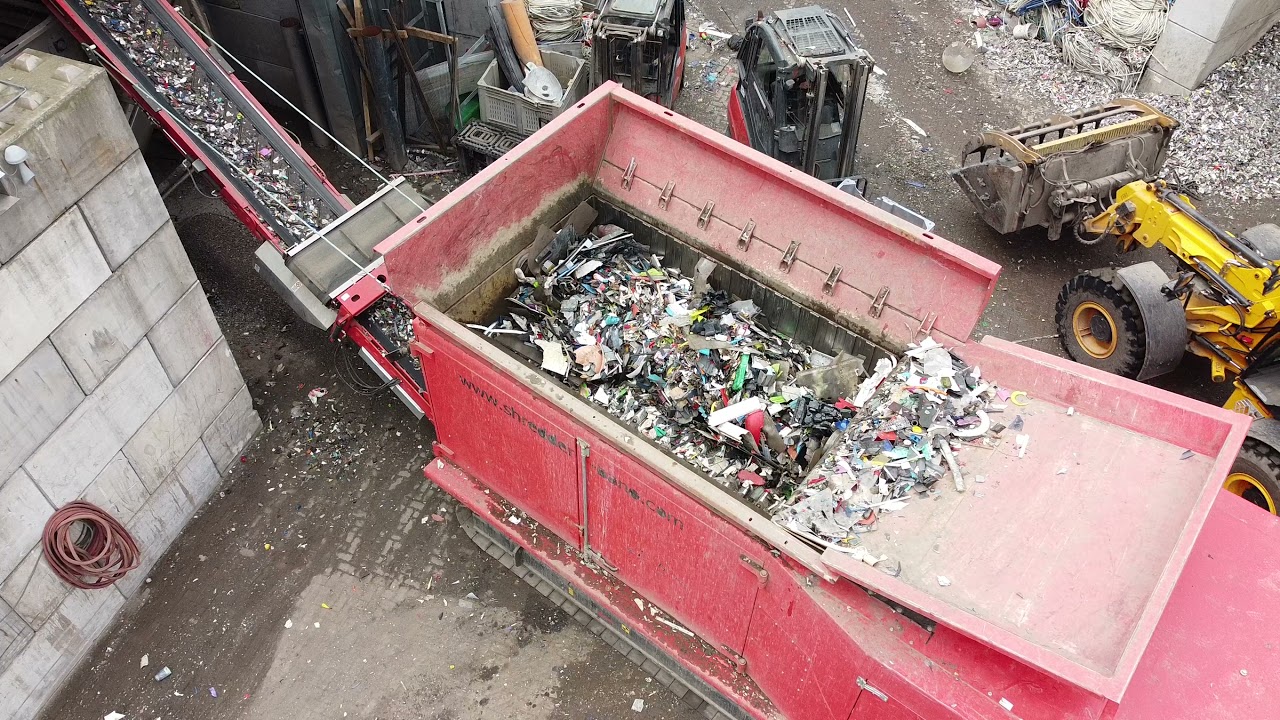 Plastics mobile shredder on tracks