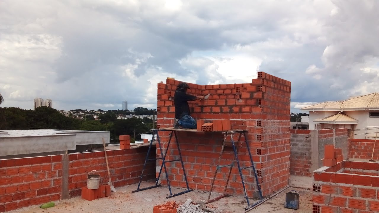 Construção da torre para caixa d' água e boilers pronta para receber  chapisco e o reboco