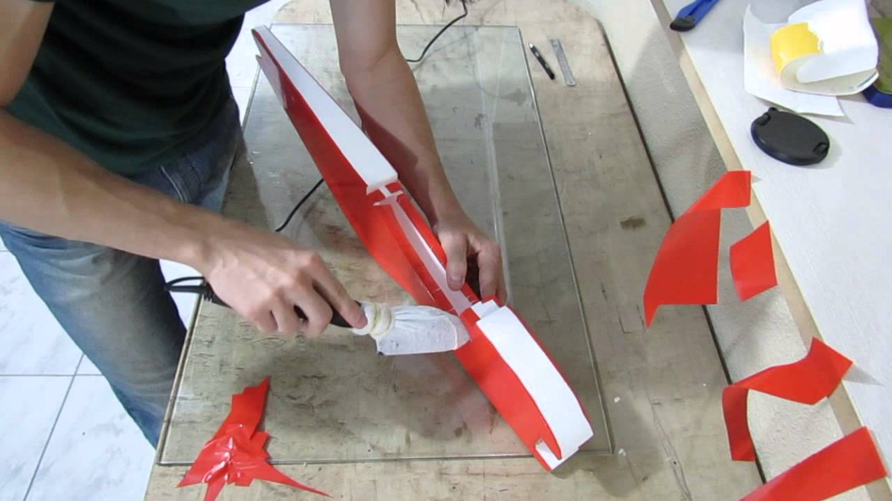 Como Entelar a Fuselagem de um Aeromodelo Usando Vinil