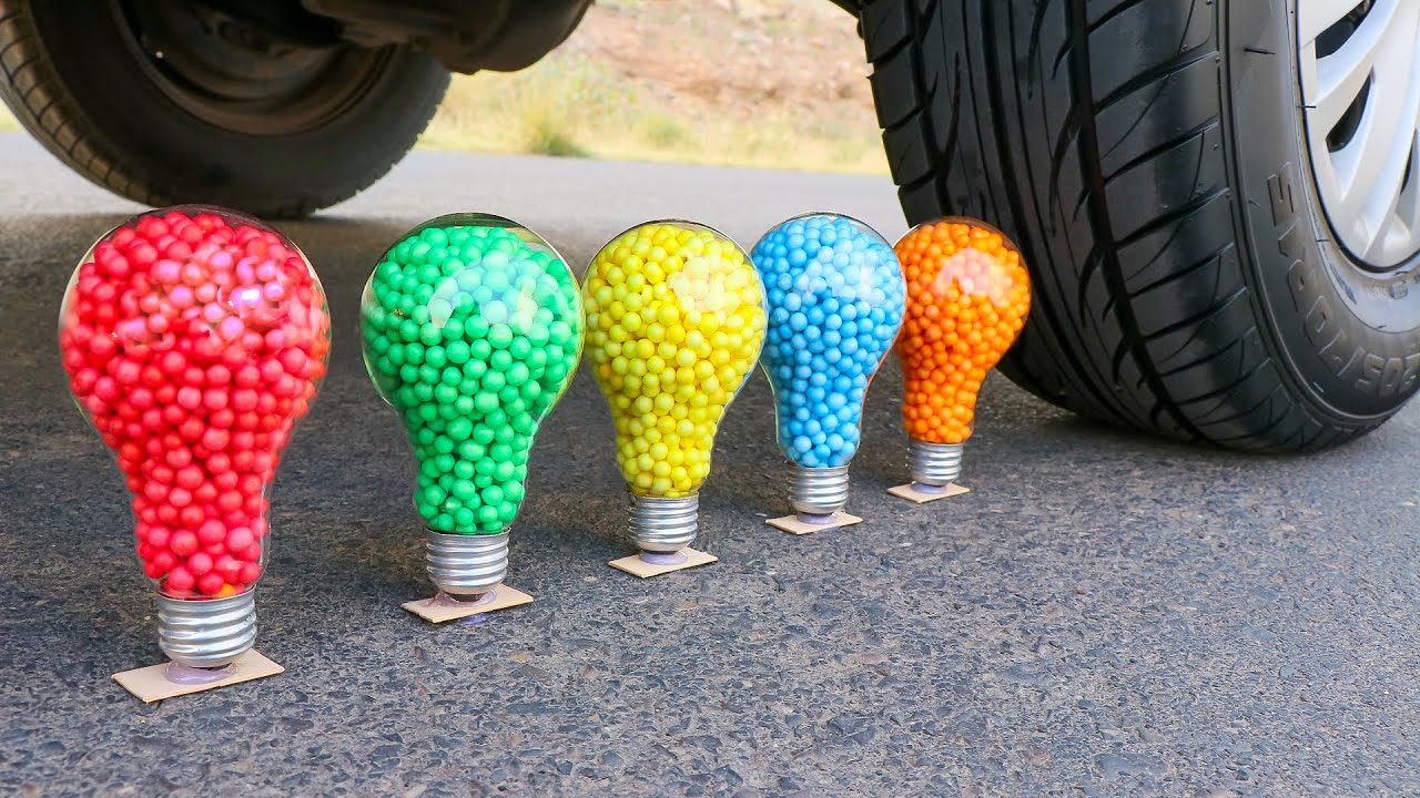 Aplastando Cosas Crujientes! Bombillas VS Rueda de Coche