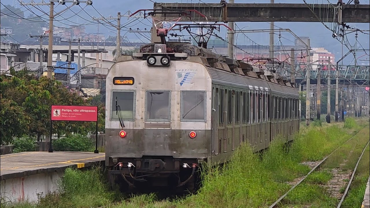 Supervia - Série 900 ER 945 em Rocha Miranda (Parador Central).