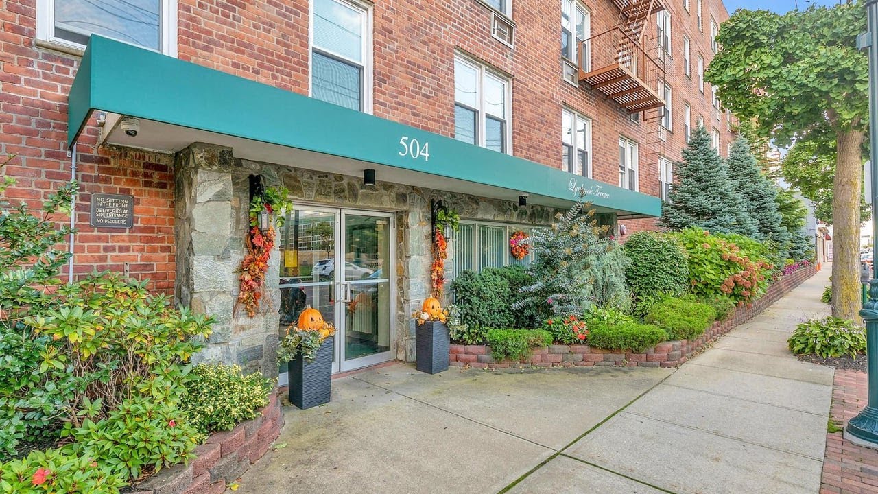 504 Merrick Rd, Lynbrook, NY