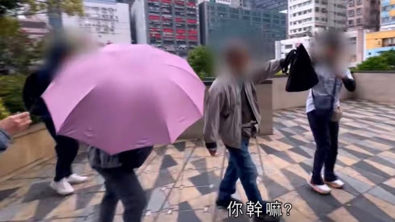 東張西望｜工傷玩碰瓷最終回｜女保安天光墟擺檔屈膝搬嘢無難度 遭踢爆後發難用遮推擋攝製隊｜工傷玩碰瓷｜天光墟｜甘詠寧