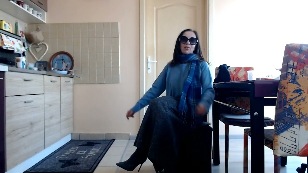 jupe grise en laine et pull bleu, avec l'echarpe bleue a carreaux