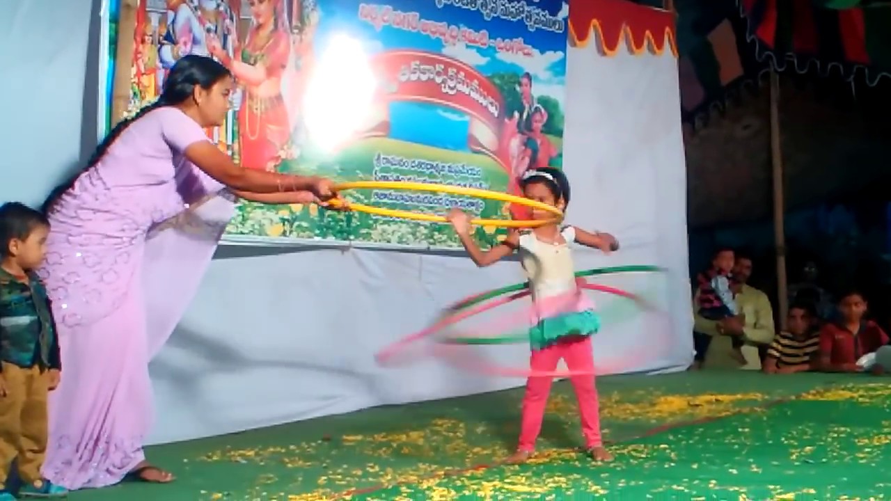 cute children's ring dance performance
