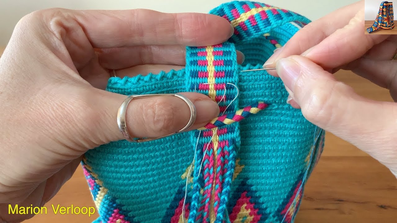 Attaching a strap to a Mochila bag