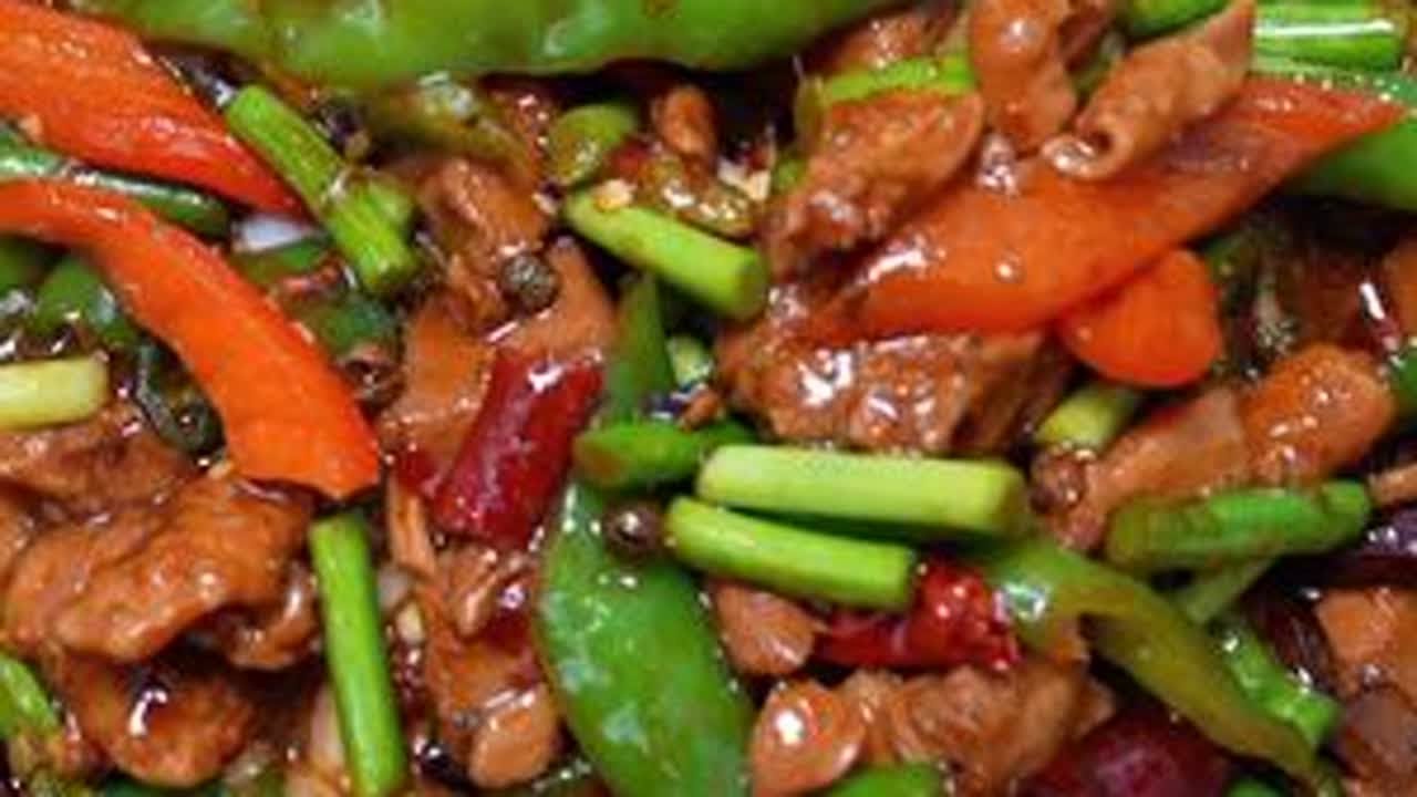 老是说我吃饸饹面，今天打卡一家现炒浇头的辣子鸡拌刀削面。鸡肉香辣入味不腥，面条爽滑筋道、可以无限续。关键是还有4块钱的凉菜。这样的拌面你吃过没有？今日消费21元。#辣子鸡拌面 #辣子鸡 #地方特...
